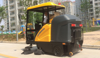 C185駕駛式掃地車服務于小區(qū)